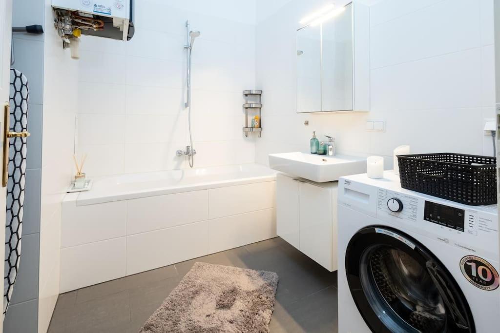 Orestaliving - Spacious 2Br On The Danube Canal Bécs Kültér fotó